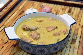 A creamy white curry with chicken, called kukulhu riha