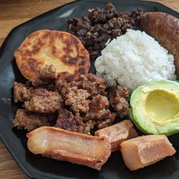 A plate of bandeja paisa