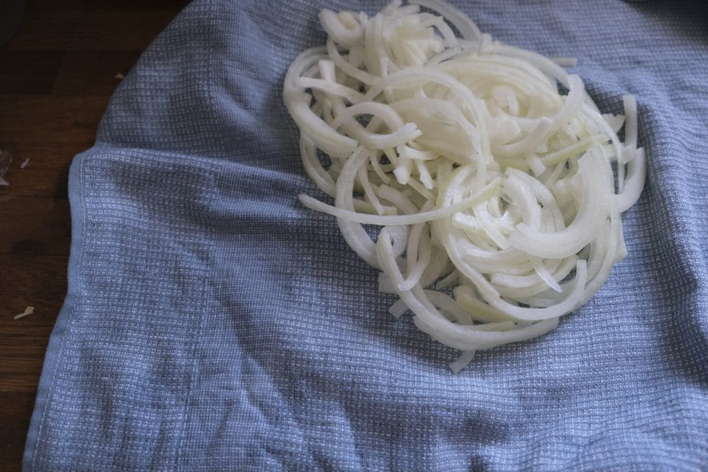 Drying slices of onion on a towel
